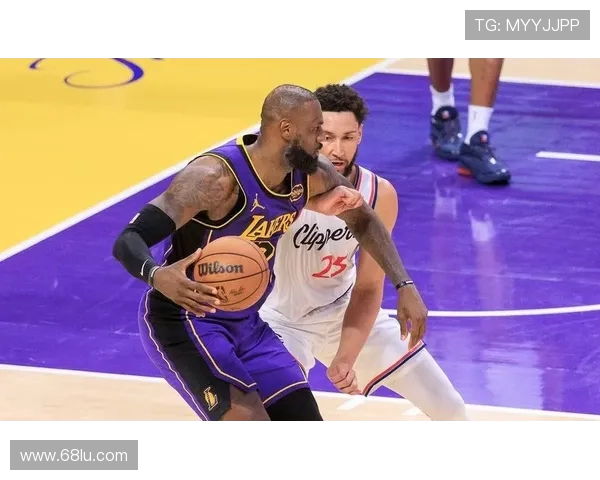 湖人队在与爵士队的激烈对决中成功逆转取得胜利的精彩瞬间分析